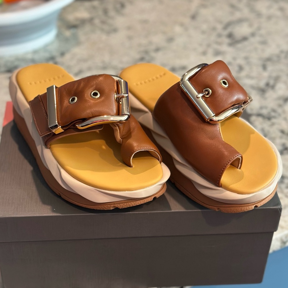 Brand new!  4cccceess platform sandal